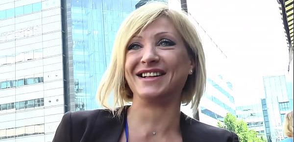 Lisa, prof de sport sexy, se prend une DP en trio